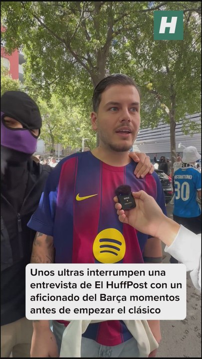 Unos ultras interrumpen una entrevista del HuffPost con un aficionado del Barça momentos antes de empezar el clásico