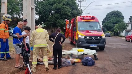 Homem fica ferido após cair de veículo elétrico ao desviar de carro no Bairro Periolo