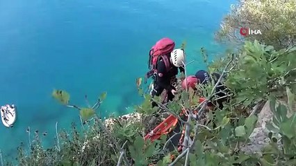 Falezlerde ölü bulunan adamın cenazesinin 2 saat süren alınma operasyonunu yüzerek izlediler