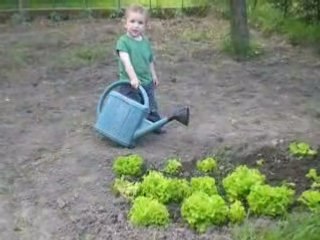 Léo arrose le jardin mai 2008