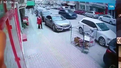 Çatıdan uçan sacın altında kalmaktan son anda kurtuldu