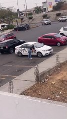 “Por infiel”: mujer desató su furia contra el coche de su expareja en Ecuador (Video)
