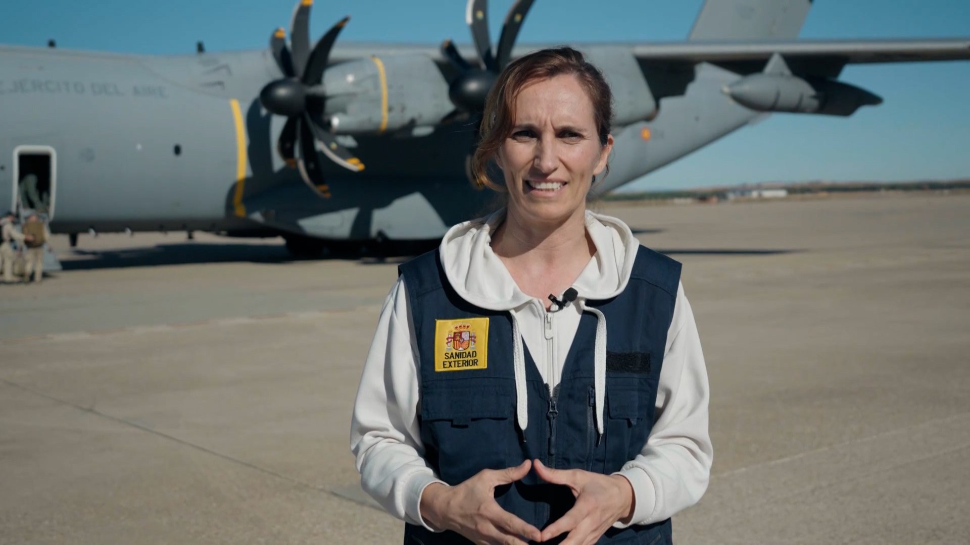 Un total de 19 ni�as y ni�os palestinos, acompa�ados por 73 familiares y cuidadores, han llegado este lunes a la base a�rea de Torrej�n de Ardoz (Madrid) tras ser evacuados desde la Franja de Gaza. El grupo ha sido trasladado a Espa�a como parte de una operaci�n humanitaria coordinada por el Gobierno espa�ol, en colaboraci�n con diversas organizaciones internacionales y ONG m�dicas, con el objetivo de que los menores puedan recibir tratamientos especializados imposibles de obtener actualmente en el enclave palestino debido al conflicto.

Los peque�os, con edades comprendidas entre los 3 y los 14 a�os, sufren graves lesiones y enfermedades cr�nicas que requieren atenci�n urgente. A su llegada a Madrid, fueron recibidos por personal sanitario, equipos de emergencias y representantes del Ministerio de Asuntos Exteriores, que supervisaron el proceso de traslado a distintos hospitales p�blicos de varias comunidades aut�nomas.

Las autoridades han destacado que esta misi�n es una muestra de solidaridad y una respuesta al llamamiento internacional de ayuda humanitaria ante la grave crisis que vive Gaza. Espa�a se ha comprometido a continuar facilitando la evacuaci�n m�dica de menores mientras las condiciones lo permitan y a ofrecer apoyo psicol�gico tanto a los ni�os como a sus familias durante su estancia.

Con esta iniciativa, el Ejecutivo espa�ol reafirma su compromiso con los derechos humanos y la protecci�n de la infancia en contextos de guerra, en un momento en que la situaci�n en la Franja de Gaza sigue siendo extremadamente cr�tica.