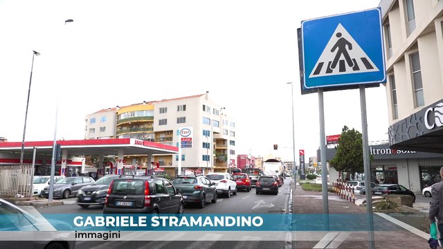Grave incidente in via Celi, ciclista finisce sotto un camion