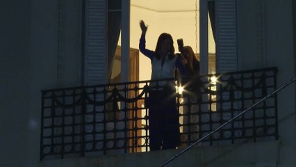 FERNÁNDEZ DE KIRCHNER saluda a sus seguidores tras la DEBACLE en las LEGISLATIVAS que GANÓ MILEI