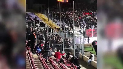 Tribündeki koltukları kırıp sahaya ve rakip taraftara attılar