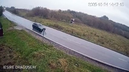 [Imágenes fuertes] Camión pierde el control y aplasta un coche en Rumanía