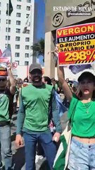 Manifestantes protestam contra a privatização da Copasa