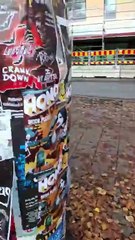 Predikar och river ner affischer vid Järntorget. Örebro 27 Okt. 2025