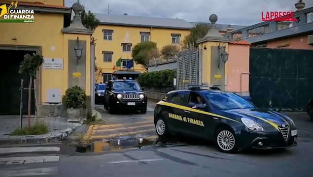 Napoli, scoperta una 'fabbrica' per la lavorazione della cannabis: le immagini