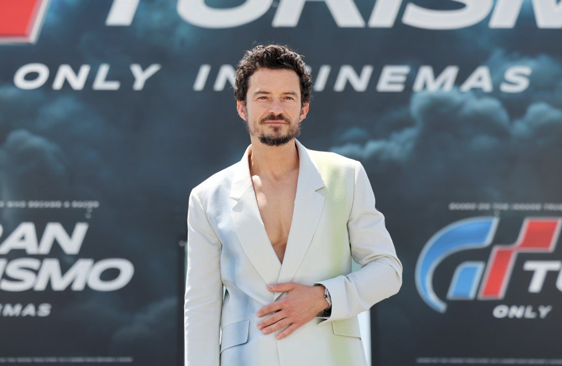 Orlando Bloom 'gizemli bir esmerle birlikte'