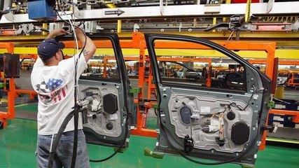 US Manufacturing Activity Shrinks for Seventh Straight Month