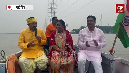 छठी मइया भइलीं सहाय.. सांसद मनोज तिवारी ने भजन से नाव पर ही बांधा समा, CM रेखा गुुप्ता व मंत्री कपिल मिश्रा हुए भावविभोर