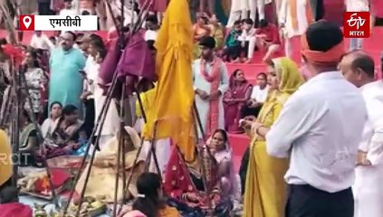 धमतरी के रुद्रेश्वर महादेव घाट में उमड़ा सैलाब, छठ व्रतियों ने दिया डूबते सूर्य को अर्घ्य