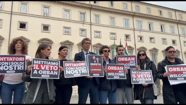 Flash-mob davanti a Palazzo Chigi: Mettiamo il veto a Orban