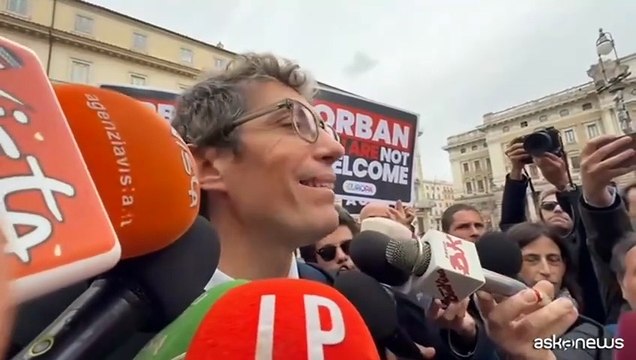 Flash-mob davanti a Palazzo Chigi: Mettiamo il veto a Orban