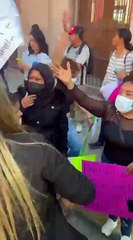 Choque de manifestaciones afuera de Cabildo