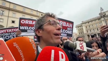 Flash-mob davanti a Palazzo Chigi: "Mettiamo il veto a Orban"