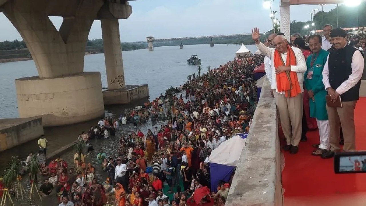 Video: अहमदाबाद में छठ पूजा, इंदिरा ब्रिज पहुंच...