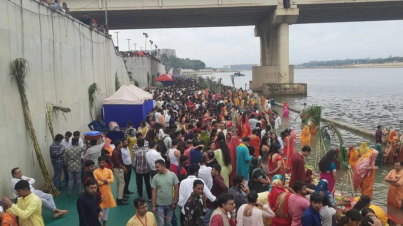 Video: अहमदाबाद के इंदिरा ब्रिज पर बने छठ घाट प...