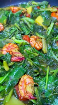 Delicious Palak Prawn Curry Recipe | Spinach with Shrimp | Easy Bengali Style Palak Chingri Recipe