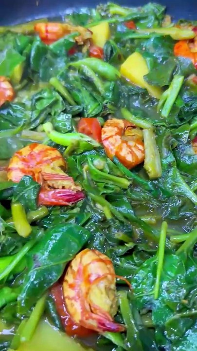 Delicious Palak Prawn Curry Recipe | Spinach with Shrimp | Easy Bengali Style Palak Chingri Recipe