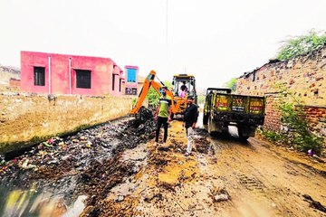 जेसीबी से चलाया सफाई अभियान.... देखें वीडियो...