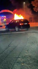 Paura a Messina, auto in fiamme all’Annunziata: salvo un anziano