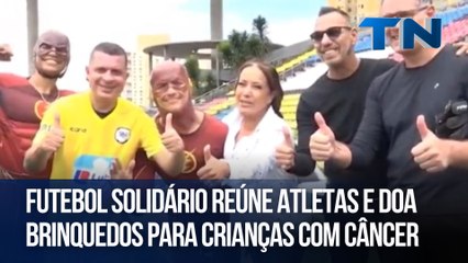 Futebol solidário reúne atletas e doa brinquedos para crianças com câncer
