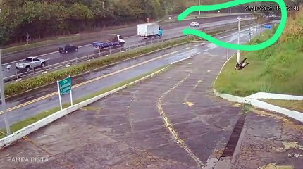 Vídeo mostra acidente de ônibus com torcedores do Flamengo a caminho da Argentina