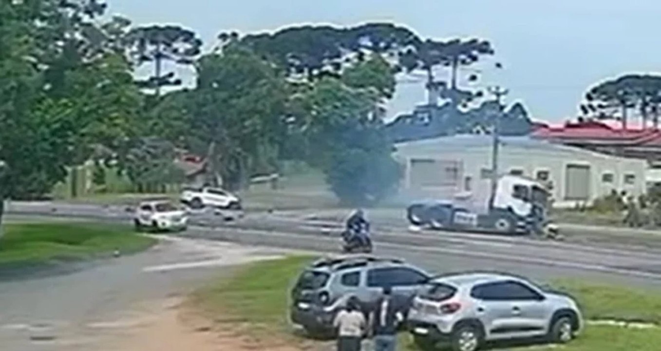 Vídeo mostra acidente que matou casal e ejetou bebê do carro