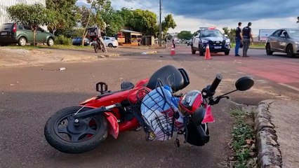 Colisão frontal entre moto elétrica e carro deixa mãe e filho com lesões graves