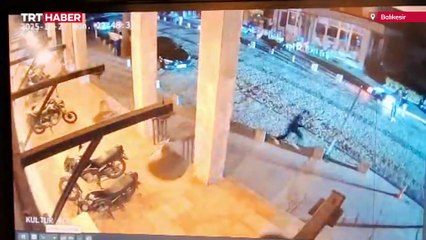 Merkez üssü Sındırgı olan deprem anı kameralara yansıdı