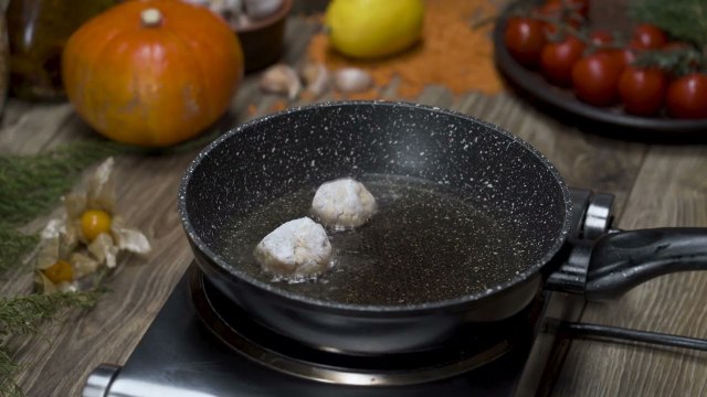 97 Rice noodles with meatballs in sweet and sour sauce