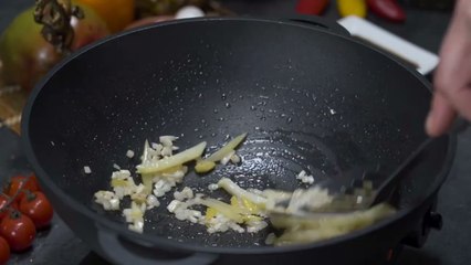 66 Soy noodles with vegetables in oyster sauce.