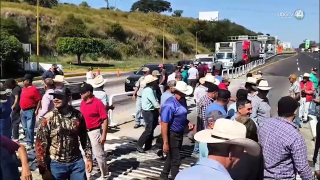 Agricultores de la Ciénega liberan caseta de autopista y bloquean puente sobre el río Santiago