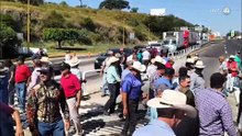 Agricultores de la Ciénega liberan caseta de autopista y bloquean puente sobre el río Santiago