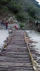 Comunitarios de El Memiso en Azua construyen puente de madera ante abandono de autoridades