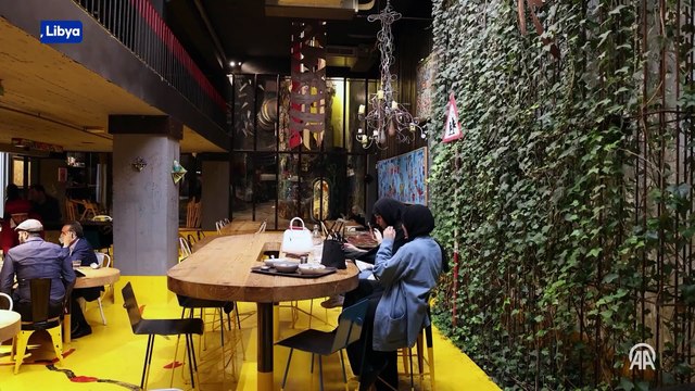 Libyalı mimar, savaşın metal atıklarını sanatla geri dönüştürerek 'hurda kafe' inşa etti