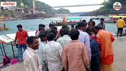 नविकों ने मगरमच्छ का बच्चा पकड़ा, वन विभाग ने बैकवॉटर में छोड़ा