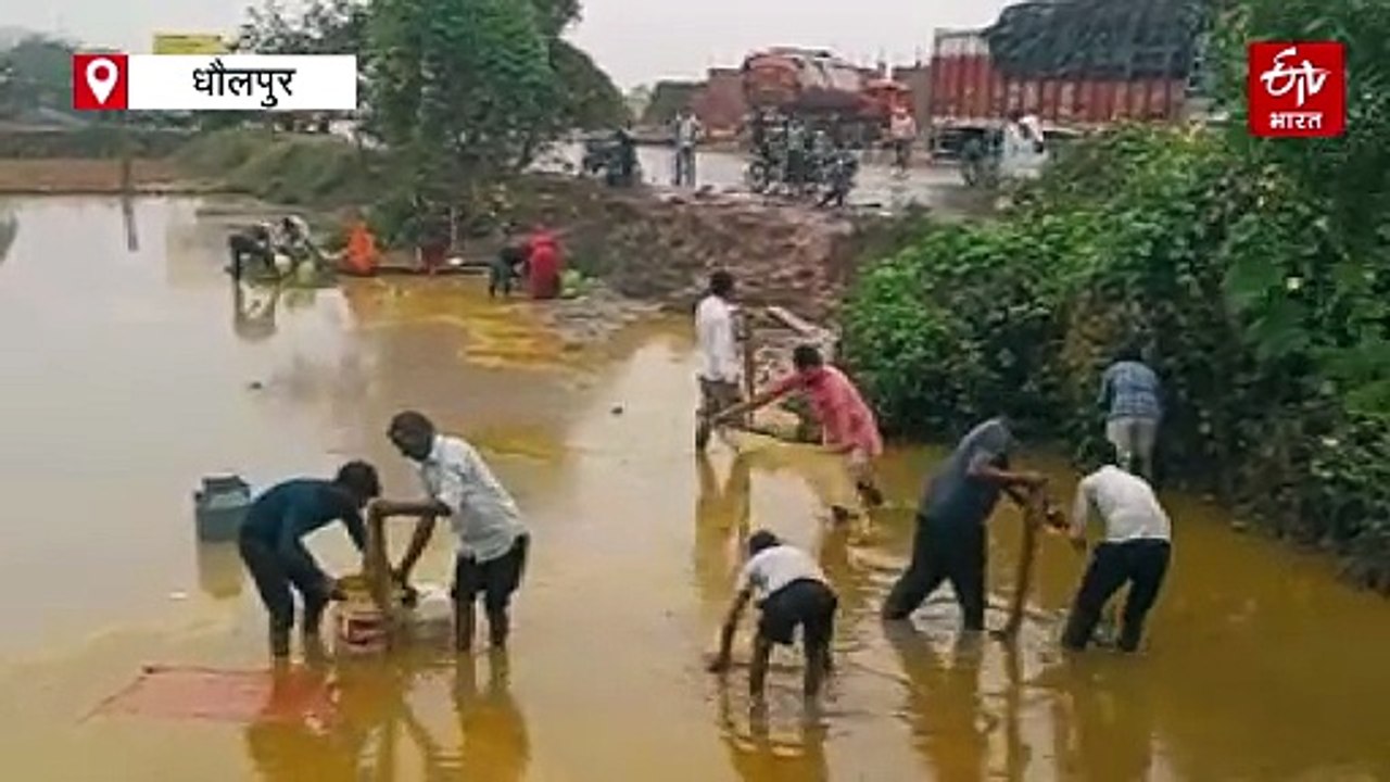 खेत में पलटे टैंकर से तेल लूटने वाहनों पर बर्तन लेकर पहुंचे ग्रामीण, 2 घंटे में 40 टन तेल पार