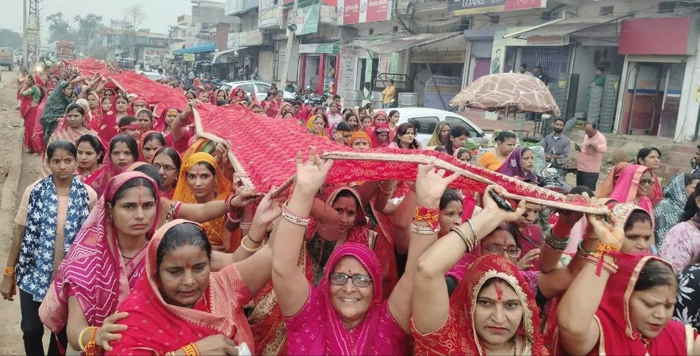 दुर्गा मां की 61 मीटर लंबी चुनरी यात्रा निकली, दिवाली बाद छाया नवरात्र सा उल्लास