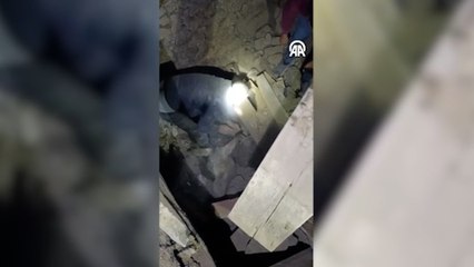 Sındırgı'da depremde yıkılan ahırın enkazı altında kalan eşek kurtarıldı