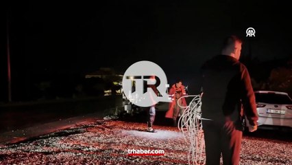 İzmir'i sağanak vurdu: Sokaklar su içinde kaldı! Otomobiller mahsur kaldı