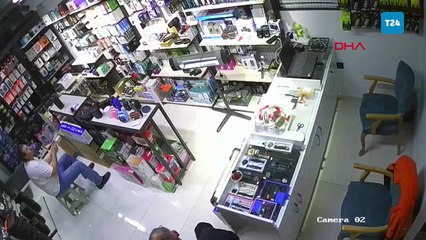 Bursa'da deprem sırasında panikle dışarıyı çıkarken çay bardağını da aldı; o anlar kamerada