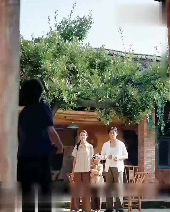 เด็กหญิงแค่พูดกับไก่ตัวผู้สองสามประโยคไก่ตัวผู้กลับออกไข่ในทันที