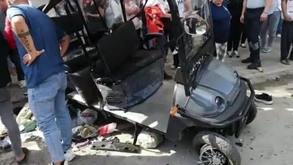 Feci kaza kamerada! Lüks otomobil golf aracını biçti! 2’si ağır 3 yaralı