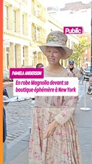 Pamela Anderson est espiègle dans une robe rose cupidon Magnolia Pearl Donby