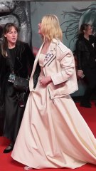 Elle Fanning Brille dans 'Predator: Badlands' – Un Rôle Captivant 🎬