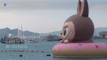 Un Labubu géant dans la baie de Hong Kong